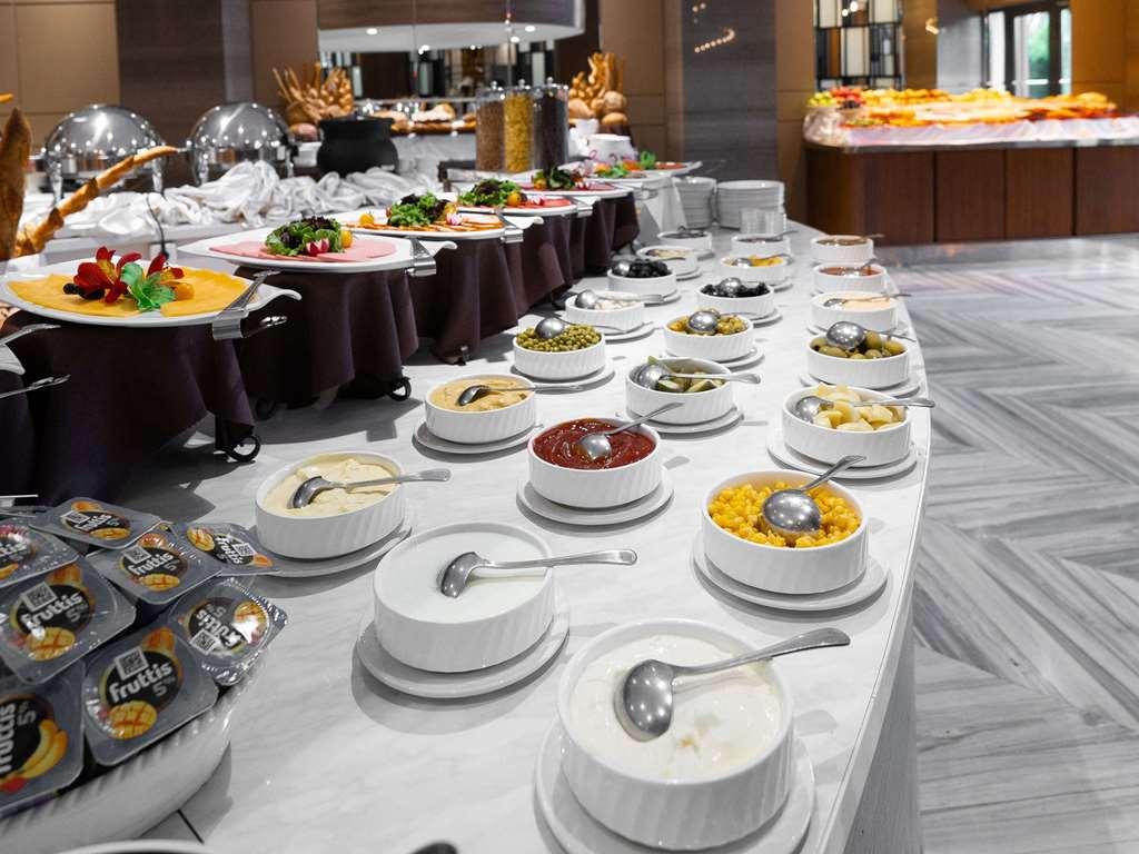 Moevenpick Hotel Tasjkent Restaurant bilde