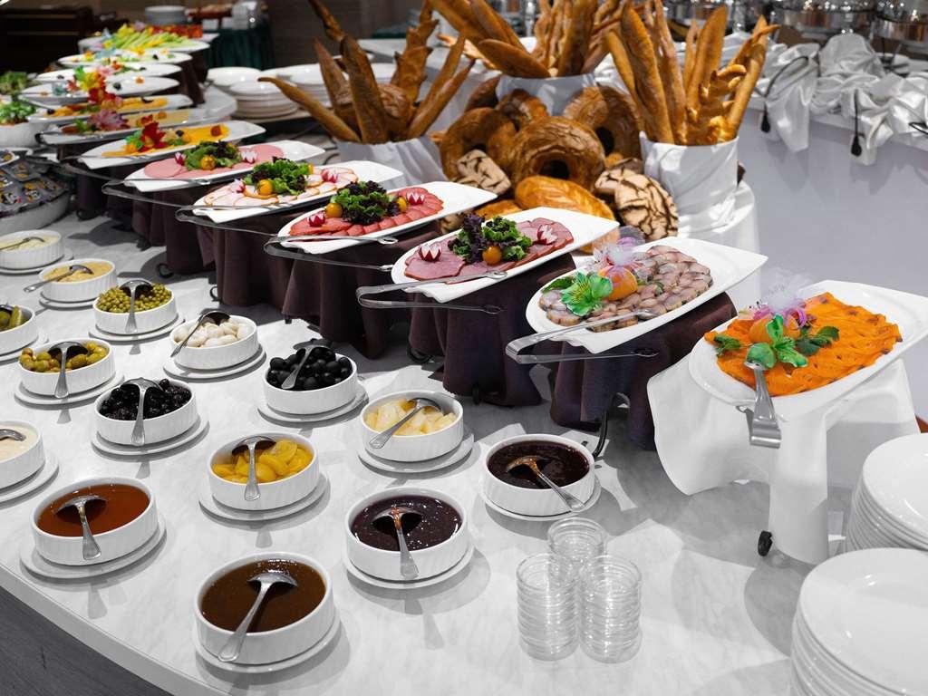 Moevenpick Hotel Tasjkent Restaurant bilde